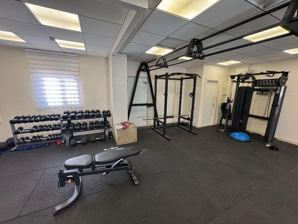 אזור משקולות חופשיות ומתקני כוח