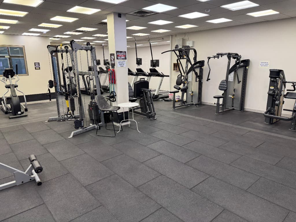 אזור מכונות כוח ו-TRX